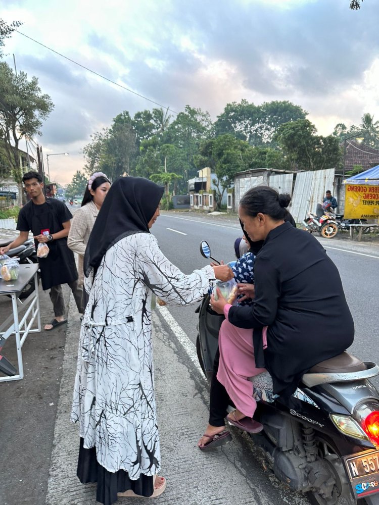 Sambut Waktu Berbuka Puasa, Warkop Digital D’Creative Production Berbagi Takjil Dibulan Ramadhan