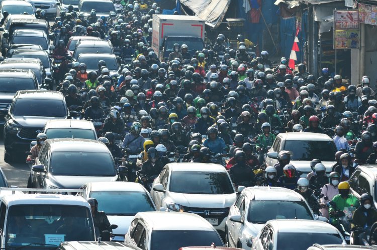 Menjelang Idul Fitri, Lalu Lintas di Jalan Raya Karang Ploso Malang Mulai Padat Merayap