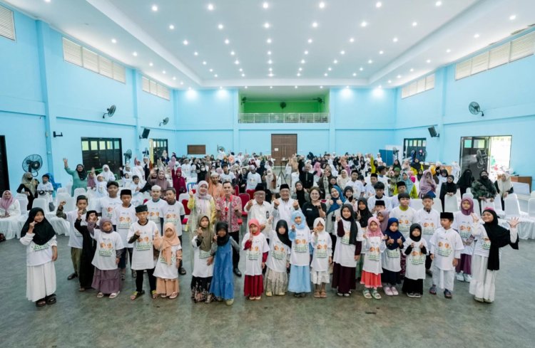 Baznas Kaltim menyalurkan bantuan santunan kepada 200 anak, dengan memberikan tabungan dan juga hadiah souvenir.