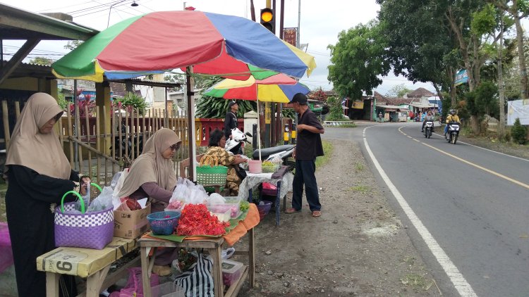 Menjelang Hari Raya Idul Fitri, Pedagang Bunga Tabur Mulai Meramaikan Area Makam Gondanglegi
