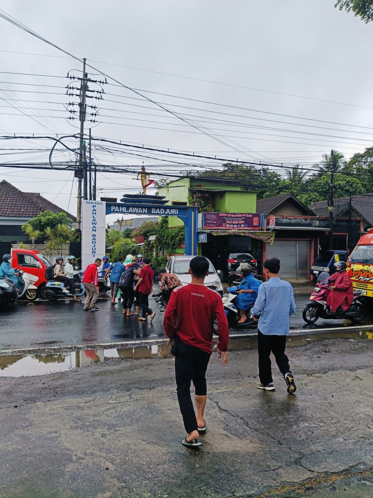 Kecelakaan Lalu Lintas Terjadi di Depan Kantor Camat Pakisaji, Pengendara Motor Alami Luka Ringan