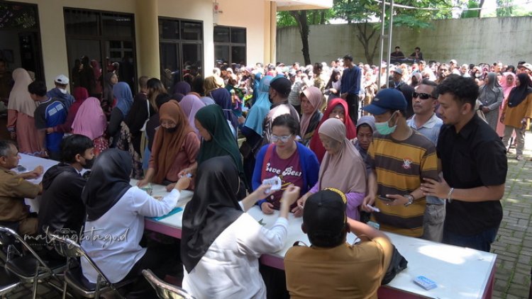 Penjualan Sembako di Pasar Murah Kecamatan KedungKandang Habis Diserbu Warga
