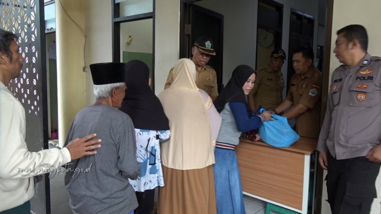 Penjualan Sembako di Pasar Murah Kecamatan KedungKandang Habis Diserbu Warga