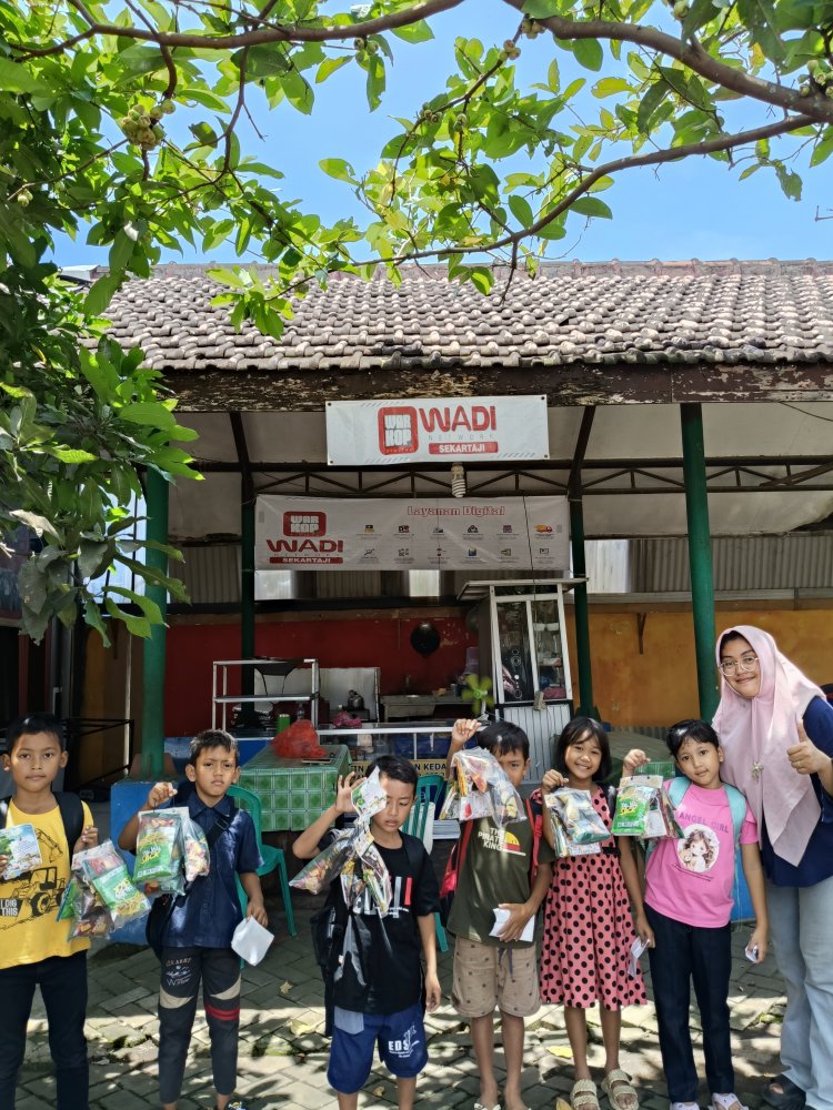 Wadi Network Sekartaji Ajak Siswa SD Pakisaji Ngabuburit Edukatif dengan Belajar Bahasa Inggris