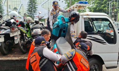 Sasar Kawasan Jatinegara, Petugas Gabungan Tindak Puluhan Kendaraan yang Parkir Liar di Jalan Matraman Raya