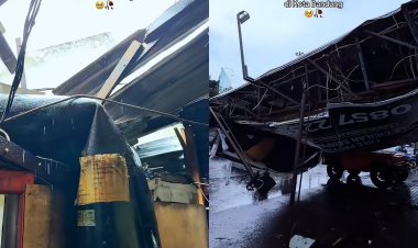 Dua Papan Reklame Roboh di Jalan Soekarno-Hatta Bandung: Timpa Dua Mobil Saat Hujan Deras
