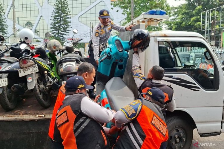 Sasar Kawasan Jatinegara, Petugas Gabungan Tindak Puluhan Kendaraan yang Parkir Liar di Jalan Matraman Raya