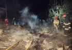 Damkar Kobar Padamkan Kebakaran Warung di Jalan A. Yani Kelurahan Baru
