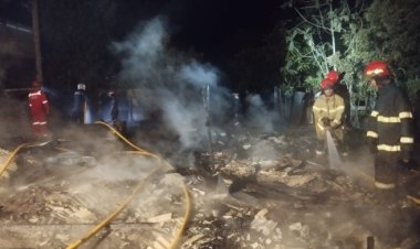 Damkar Kobar Padamkan Kebakaran Warung di Jalan A. Yani Kelurahan Baru