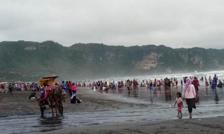 Libur Panjang Mei 2026, Pantai Parangtritis Dipadati Ribuan Wisatawan