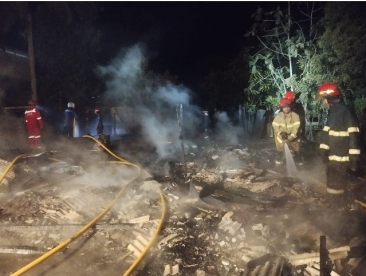 Damkar Kobar Padamkan Kebakaran Warung di Jalan A. Yani Kelurahan Baru