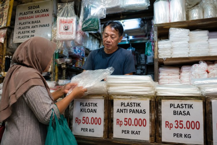 Harga Plastik Masih Mahal, UMKM Menjerit