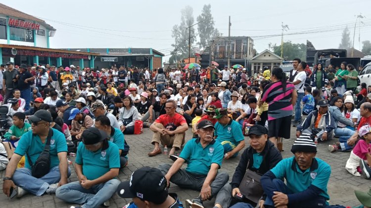 Melebihi Target, Ribuan Jemaat Padati 'Jalan Sehat dan Doa untuk Tengger' di Kawasan Bromo