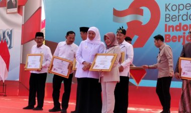 Mengemban Amanah Baru Erlin Sulistyawati dan Bupati Malang dinobatkan Gubernur sebagai penggerak dan pembina koperasi Jawa timur