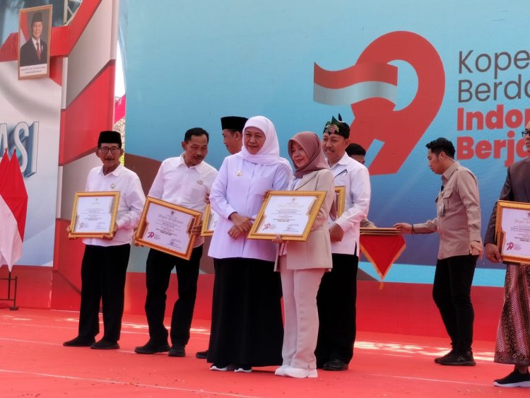 Mengemban Amanah Baru Erlin Sulistyawati dan Bupati Malang dinobatkan Gubernur sebagai penggerak dan pembina koperasi Jawa timur
