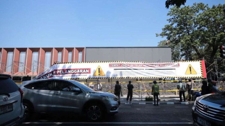 Langgar Aturan Lingkungan, Pemkot Bandung Segel Videotron Tanpa Izin