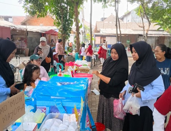 Meriah Pol! Ibu Lurah Borong Jajanan UMKM, Tim Mama Lela Bikin Ngakak di Penutupan HUT RI 81 Ngijo