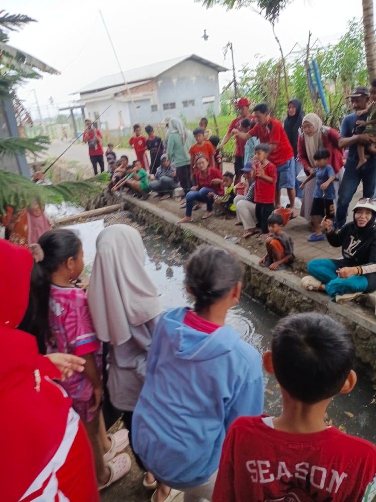Meriah Pol! Ibu Lurah Borong Jajanan UMKM, Tim Mama Lela Bikin Ngakak di Penutupan HUT RI 81 Ngijo