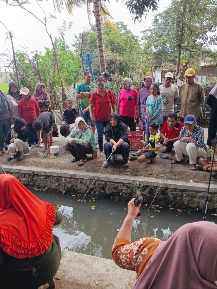 Meriah Pol! Ibu Lurah Borong Jajanan UMKM, Tim Mama Lela Bikin Ngakak di Penutupan HUT RI 81 Ngijo