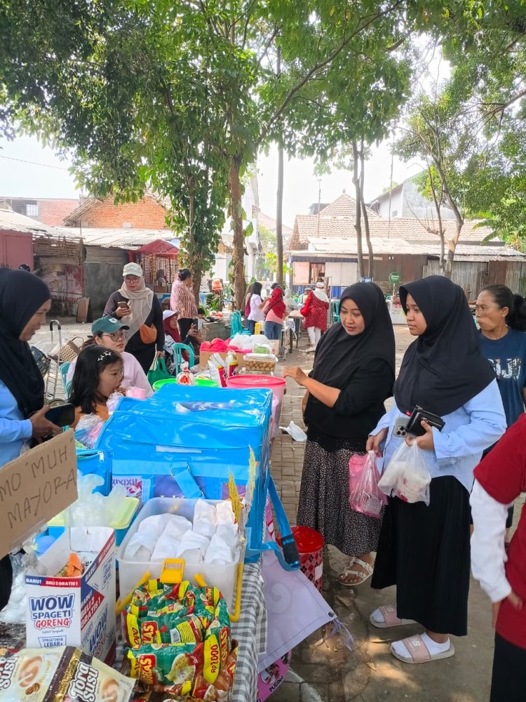 Meriah Pol! Ibu Lurah Borong Jajanan UMKM, Tim Mama Lela Bikin Ngakak di Penutupan HUT RI 81 Ngijo