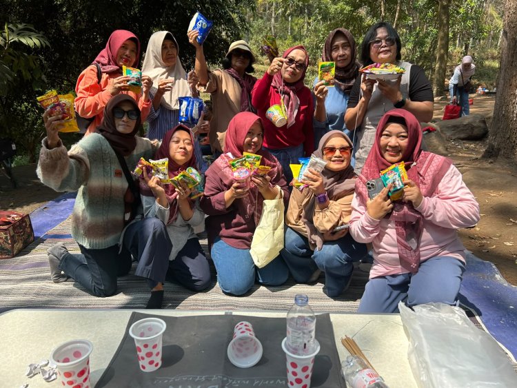 Uniknya Dawis 2 Ngijo Goes to Bedengan, Wajib Seberangi Sungai Jernih dan Bapak-Bapak yang Masak