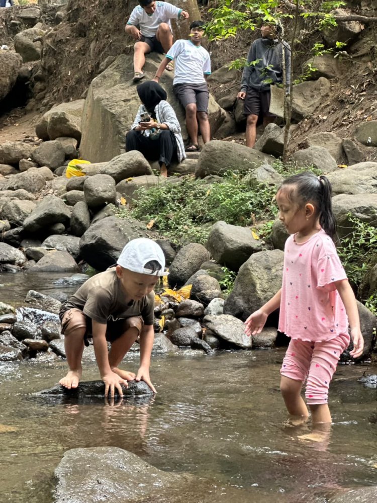 Uniknya Dawis 2 Ngijo Goes to Bedengan, Wajib Seberangi Sungai Jernih dan Bapak-Bapak yang Masak