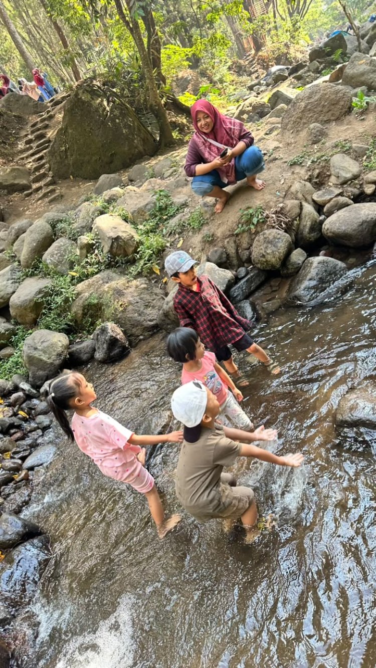 Uniknya Dawis 2 Ngijo Goes to Bedengan, Wajib Seberangi Sungai Jernih dan Bapak-Bapak yang Masak
