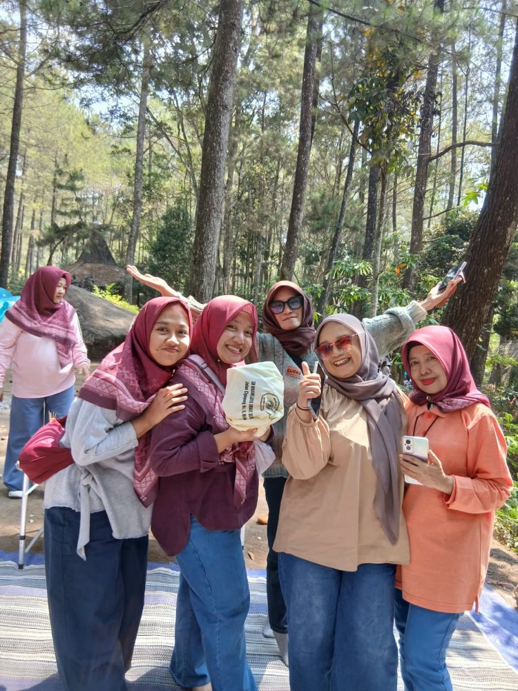 Uniknya Dawis 2 Ngijo Goes to Bedengan, Wajib Seberangi Sungai Jernih dan Bapak-Bapak yang Masak