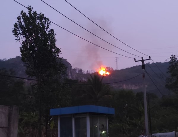KEBAKARAN BUKIT TERJADI DI DESA CAMPAKAMEKAR, Diduga Terpemicu Kemarau Panjang, Kebakaran Lahan Melalap Bukit di Campakamekar Padalarang