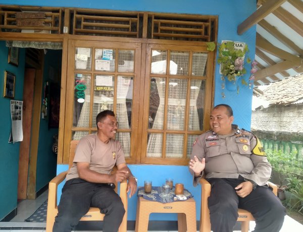 Polisi Bersama Masyarakat,  Bhabinkamtibmas Polsek Sukalarang Sambangi Ketua RT