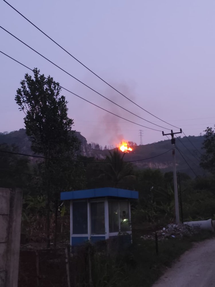 KEBAKARAN BUKIT TERJADI DI DESA CAMPAKAMEKAR, Diduga Terpemicu Kemarau Panjang, Kebakaran Lahan Melalap Bukit di Campakamekar Padalarang