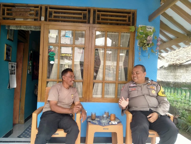 Polisi Bersama Masyarakat,  Bhabinkamtibmas Polsek Sukalarang Sambangi Ketua RT