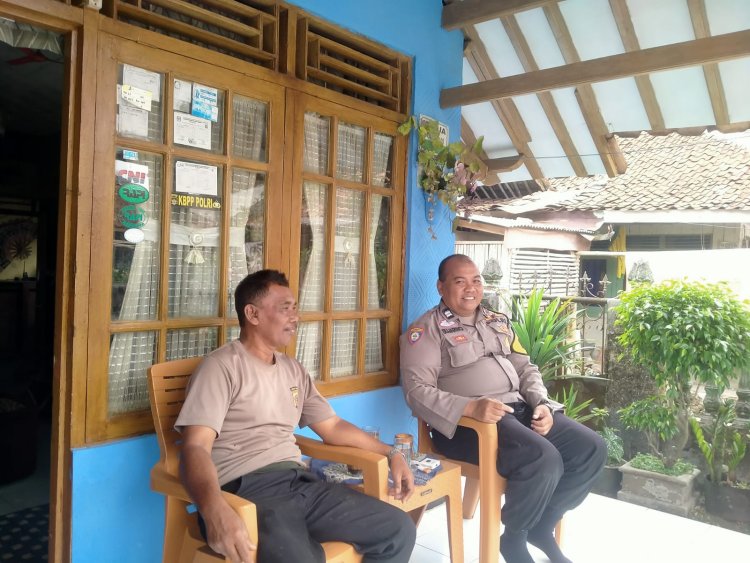 Polisi Bersama Masyarakat,  Bhabinkamtibmas Polsek Sukalarang Sambangi Ketua RT